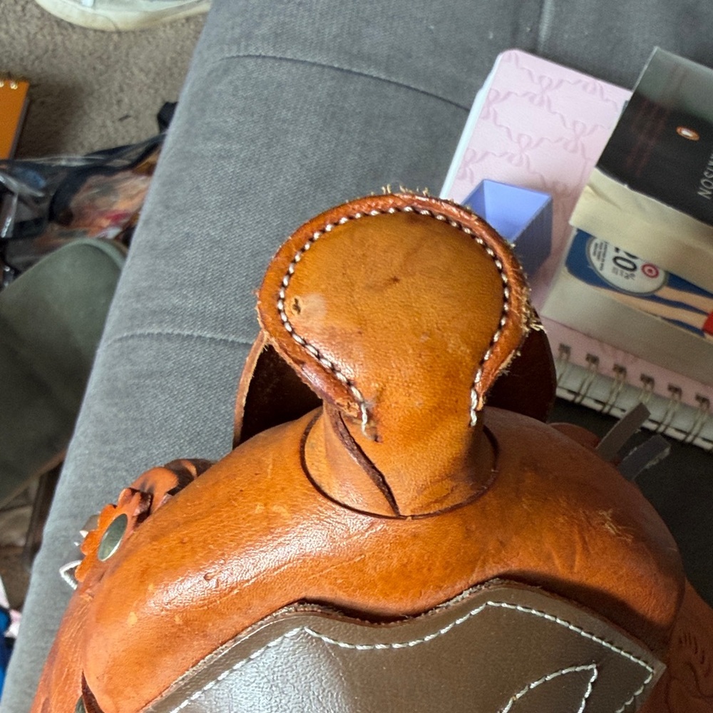 WESTERN SADDLE PURSE WITH TOOLED LEATHER - Picture 3 of 8
